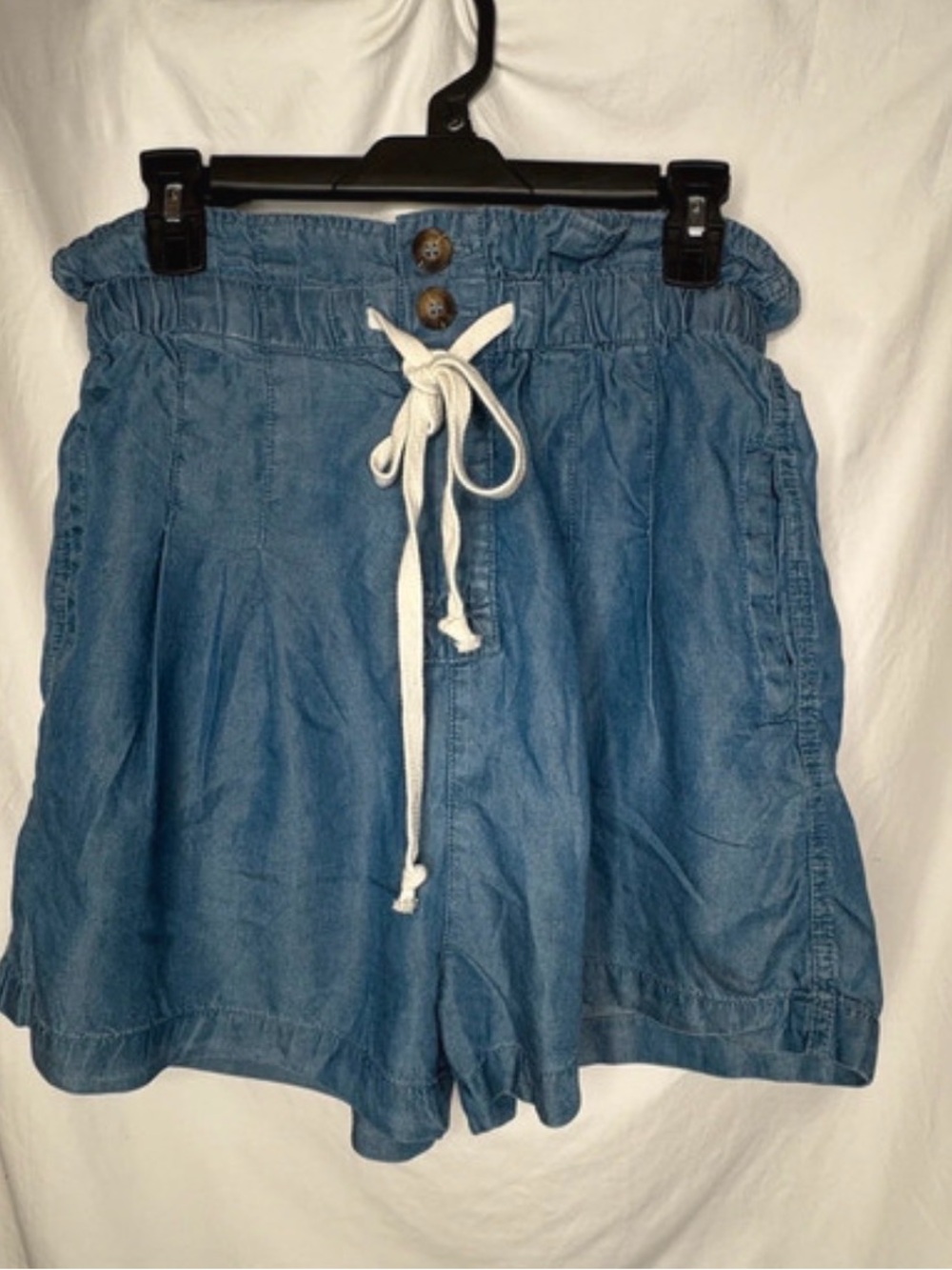 Zenana Outfitters Chambray Paperbag
Waist Shorts Size Large Drawstring
Denim